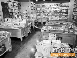 一位小朋友坐在書店的地板上認真地看著書