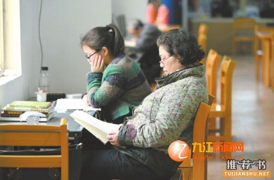 市圖書館內(nèi)借書閱讀的市民。